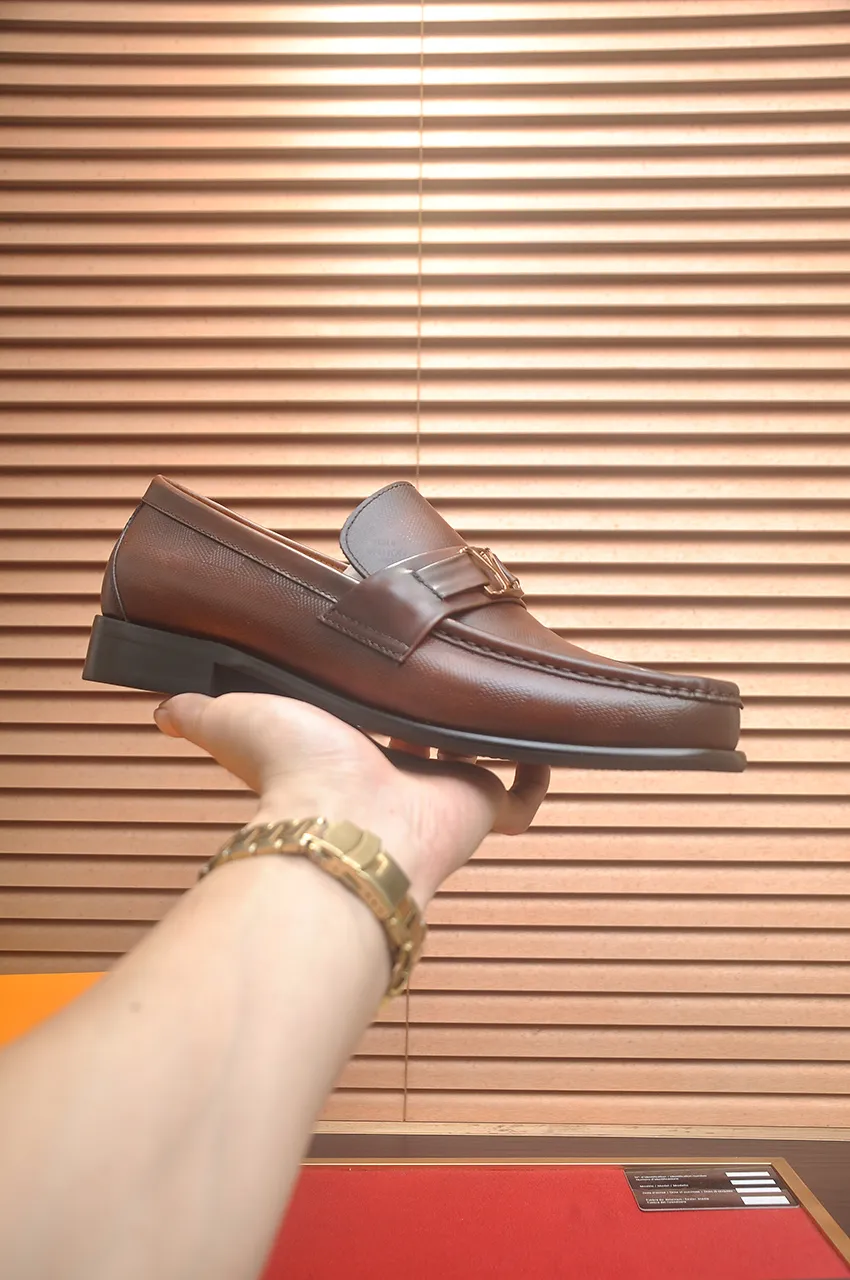 Men's men's shoes 💰540💶 [LV] (original single cowhide lining) 🍀LV's latest genuine leather business suit shoes are launched simultaneously on the official website. The first-layer cowhide imported from Italy is made of heavy gold, 💥official website 1:1 rubber outsole. Versatile to wear, high-end without losing class, and the color combination is extraordinary. This four-season style is alluring when worn on your feet, showing off your big-name flair. Standard code 39-45 (45 customized)